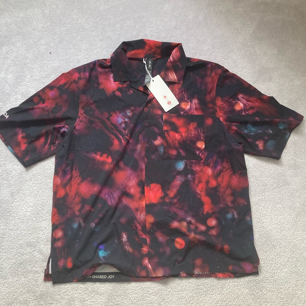 Lululemon team Canada men’s short sleeve button down short - L